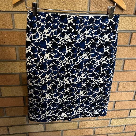 J. By J. Crew Pencil Mini Skirt Size 2 Blue & White Floral Design - Picture 1 of 6